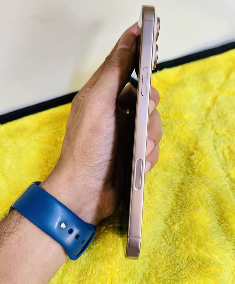Apple iPhone 16 Pro Max 1