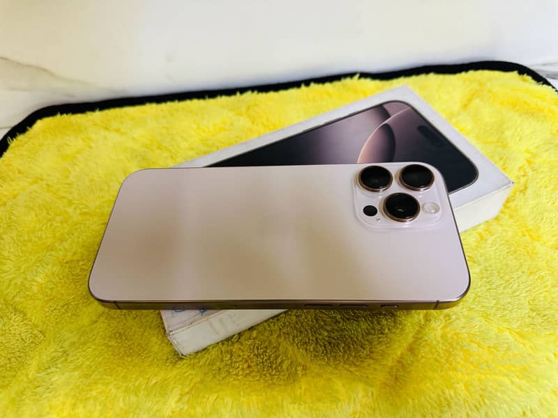 Apple iPhone 16 Pro Max 4