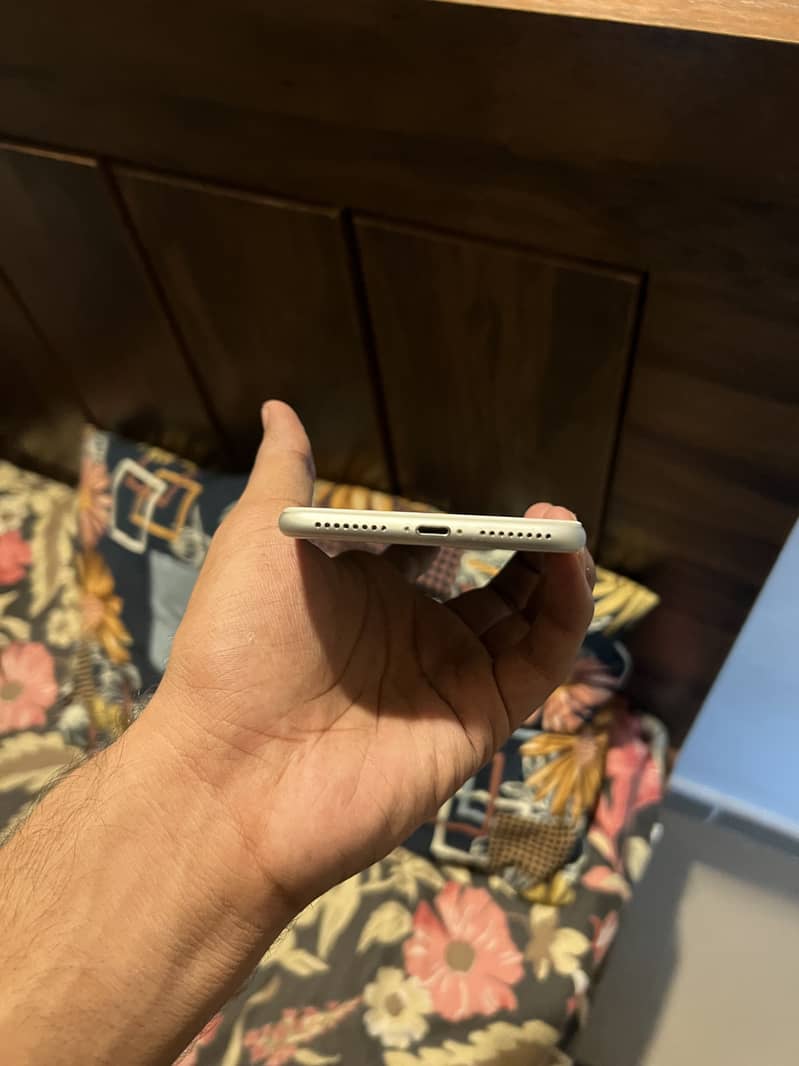 Apple iPhone 8 Plus 3