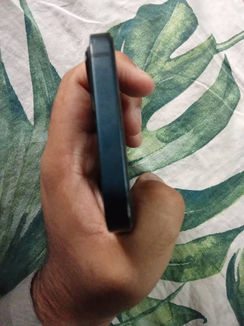 Apple iPhone 13 6