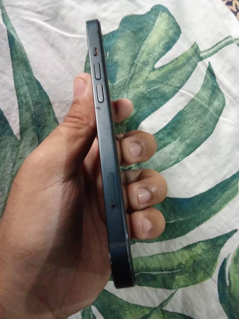 Apple iPhone 13 8