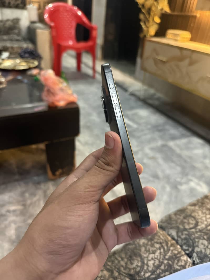 Apple iPhone 15 Pro Max 2