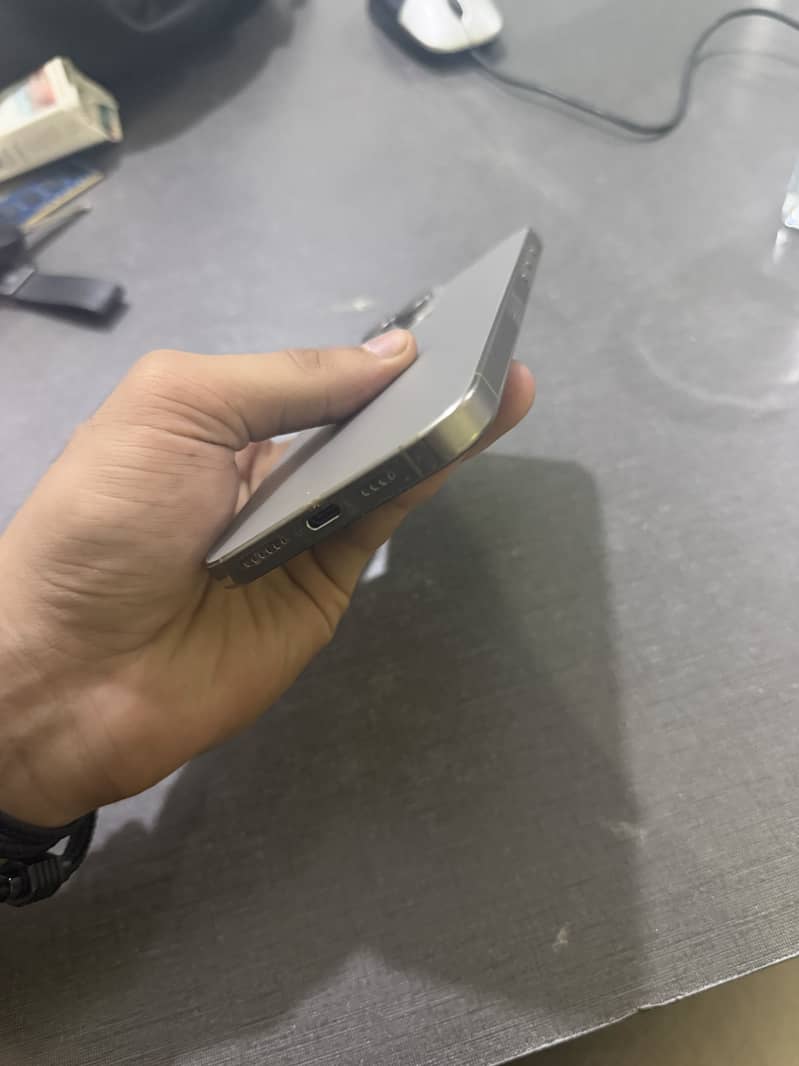Apple iPhone 15 Pro Max 3