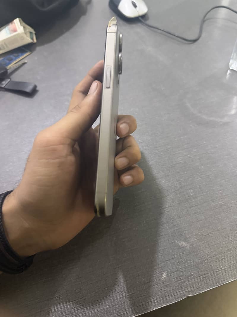 Apple iPhone 15 Pro Max 4