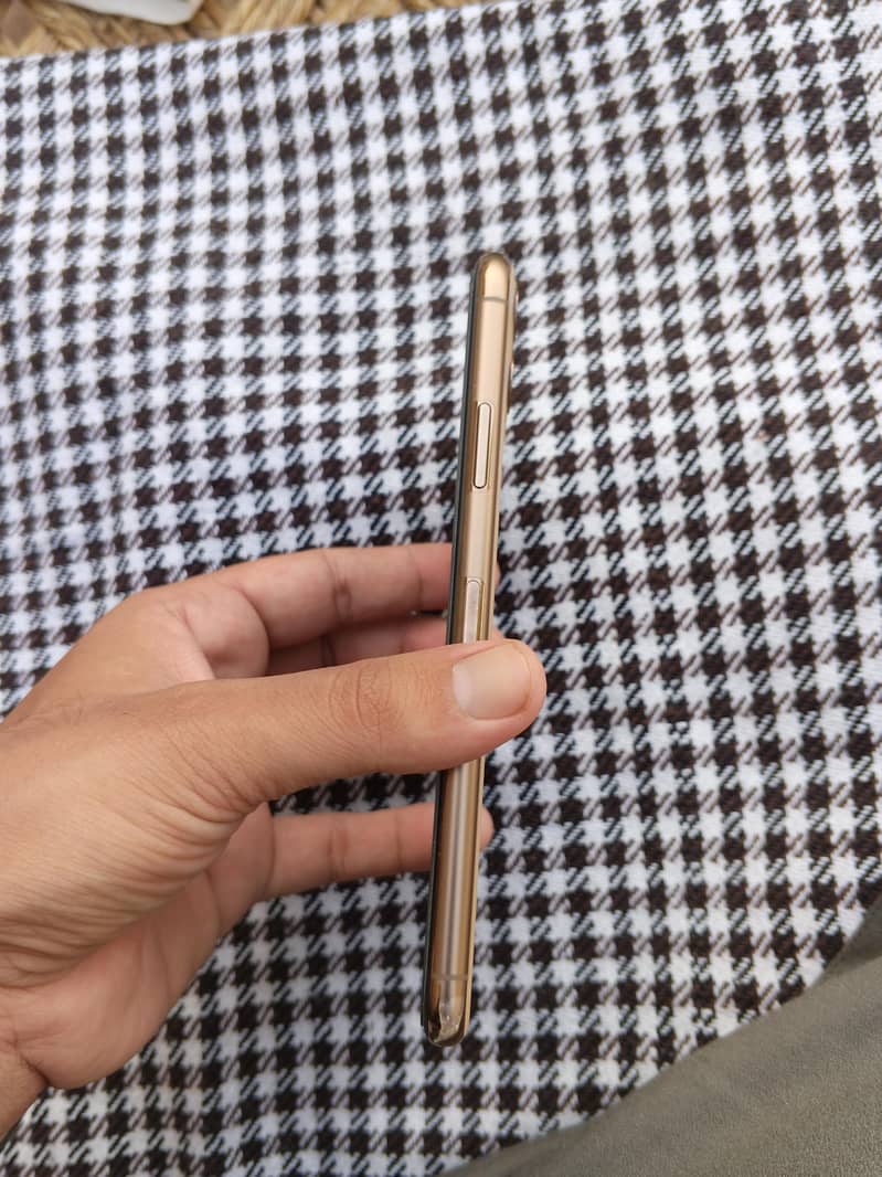 Apple iPhone 11 Pro Max 2