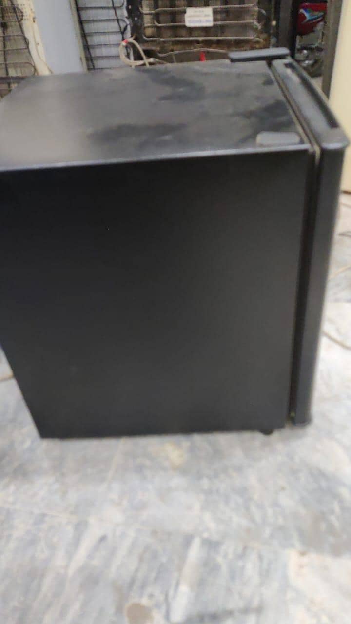 Mini Fridge 1