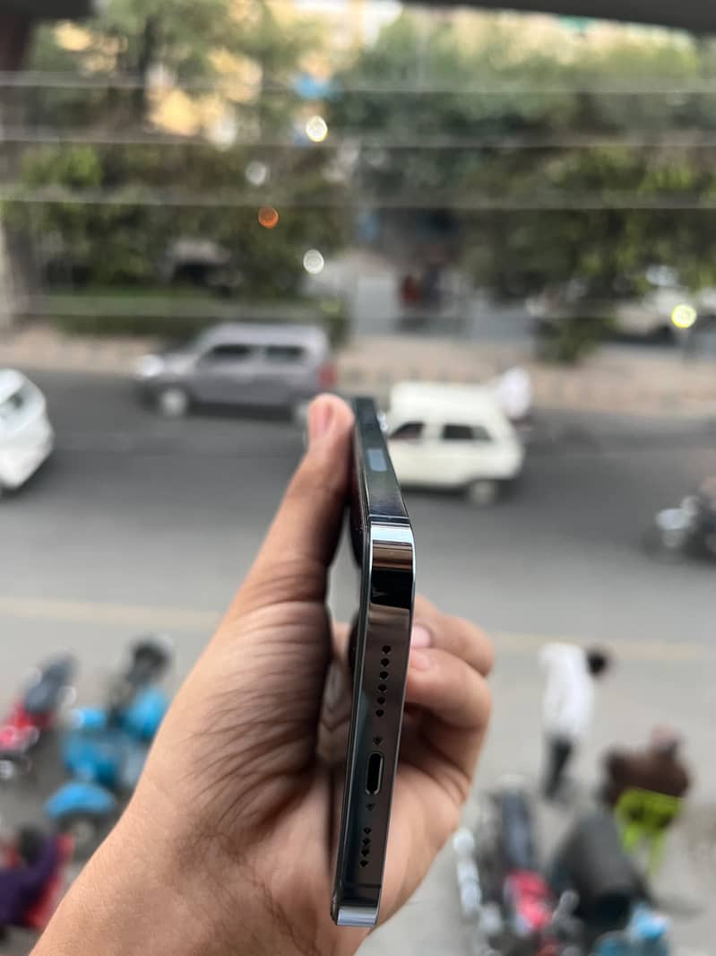 Apple iPhone 13 Pro Max 4