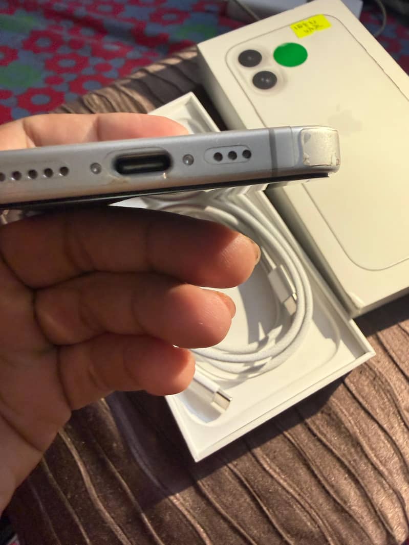 Apple iPhone 16 2