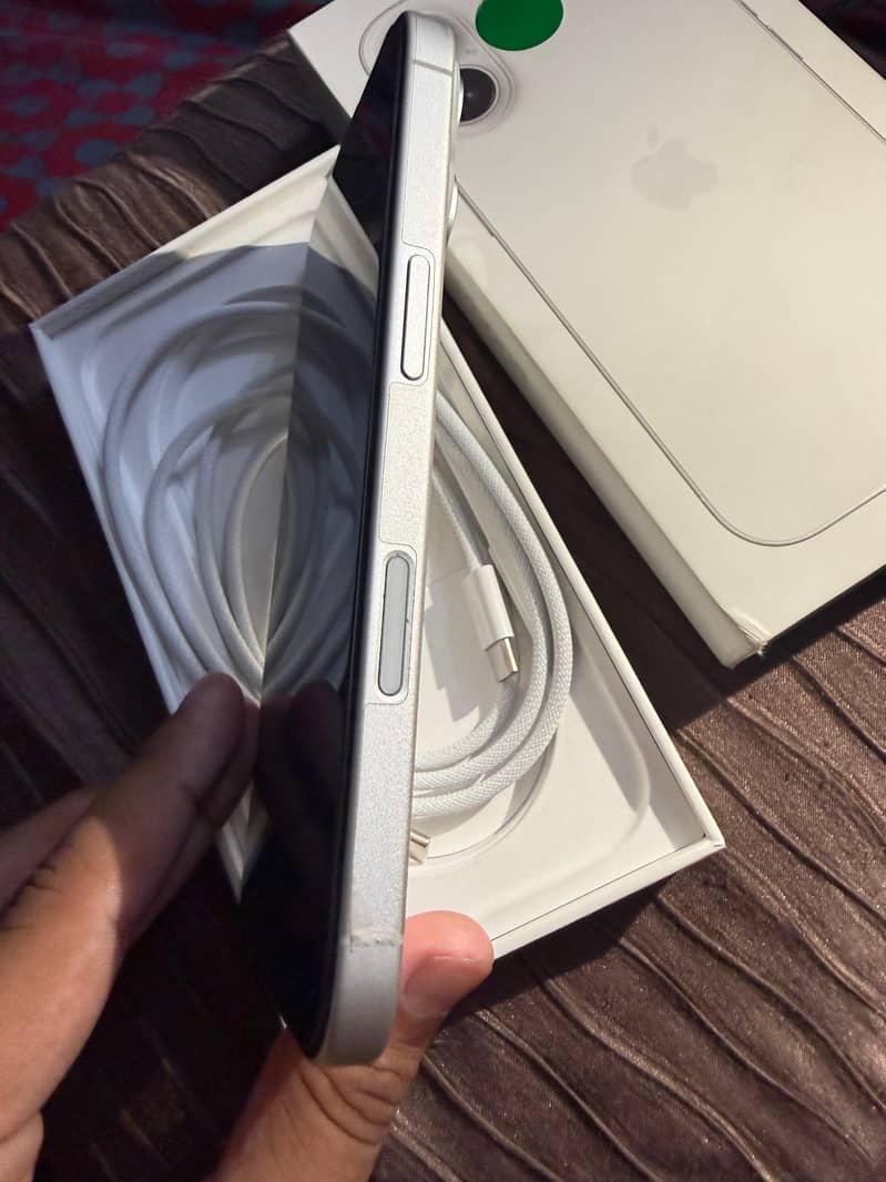 Apple iPhone 16 6