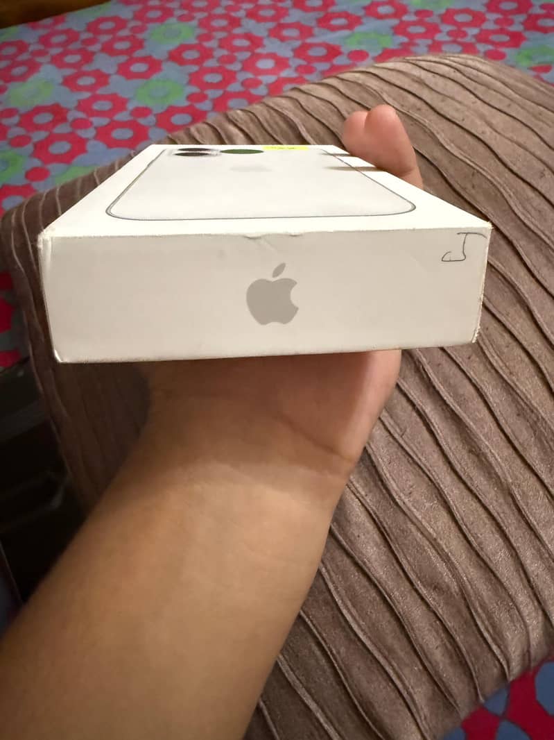 Apple iPhone 16 8