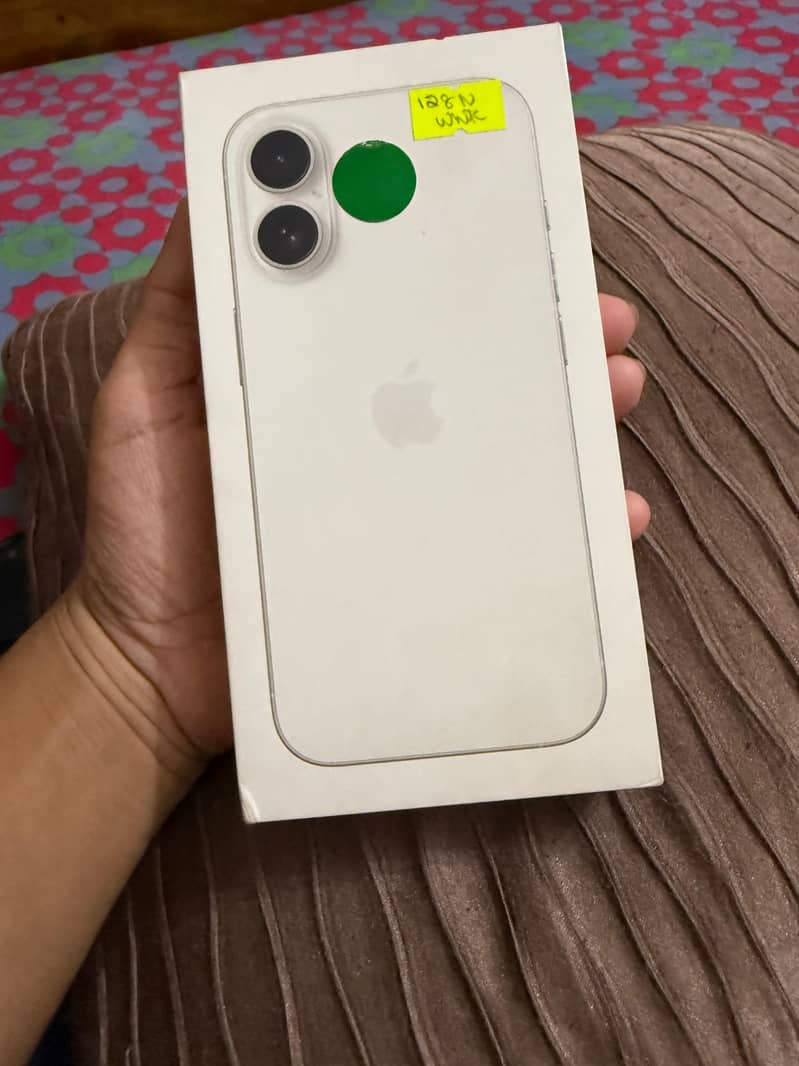 Apple iPhone 16 11