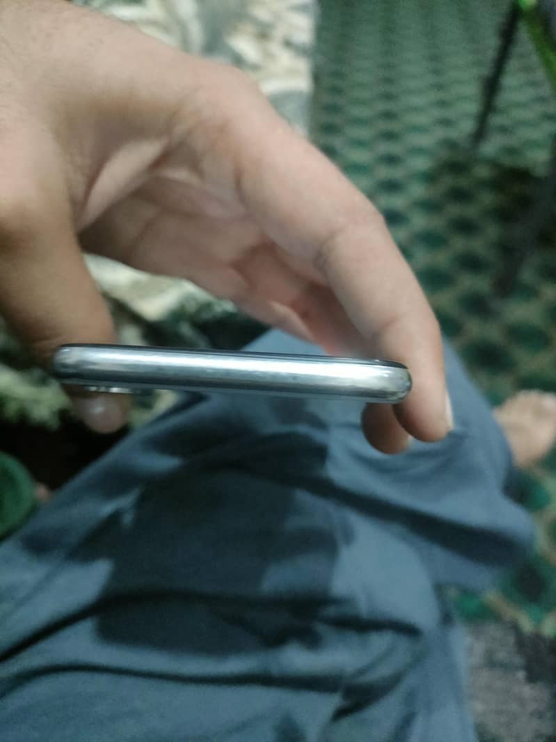 Apple iPhone X 3