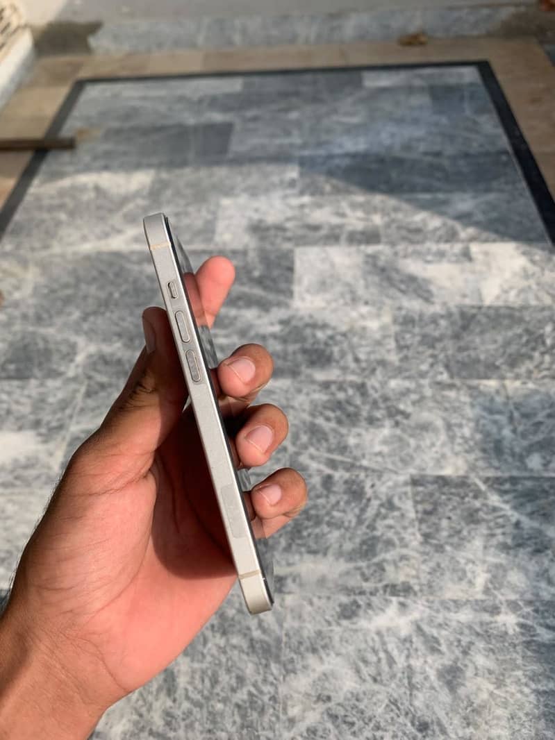 Apple iPhone 14 4