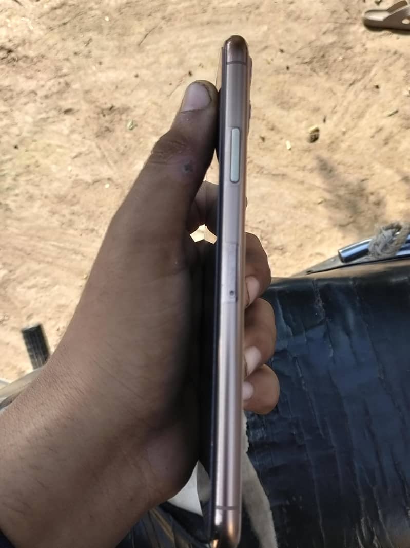 Apple iPhone 11 Pro Max 2