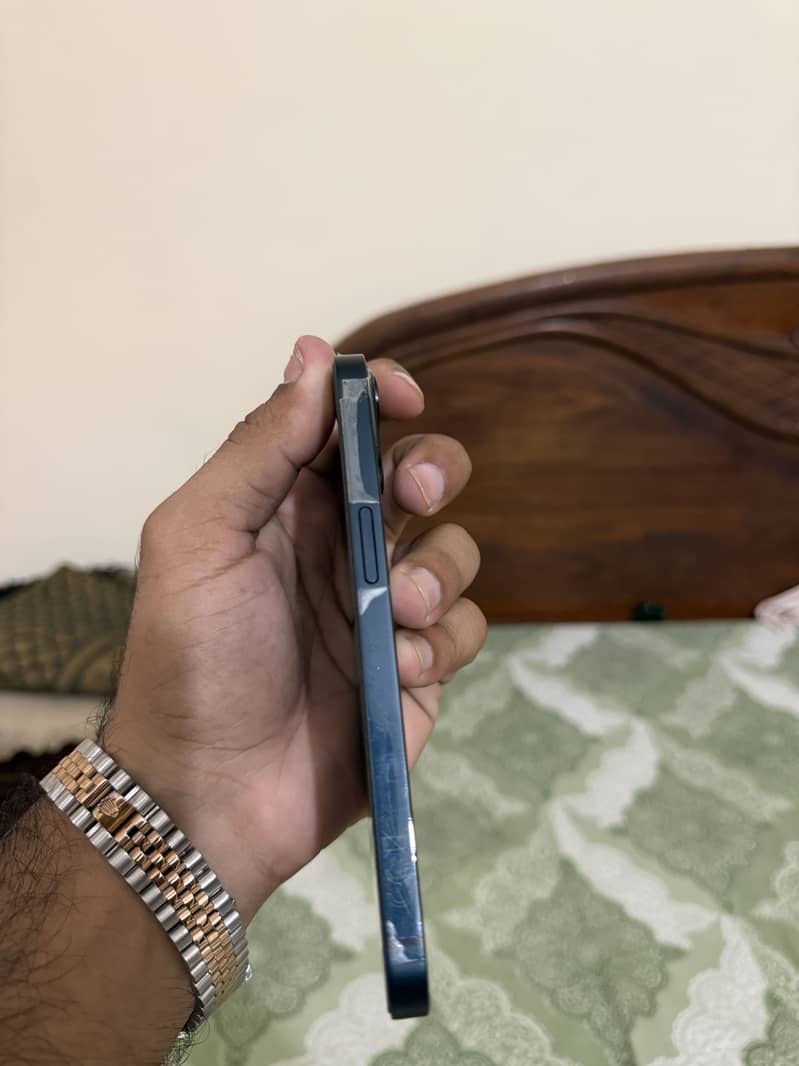 Apple iPhone 13 2