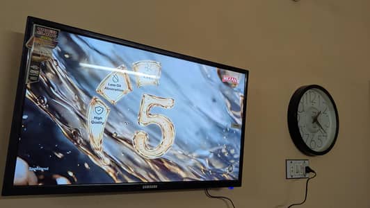 32 inch led available awsome working