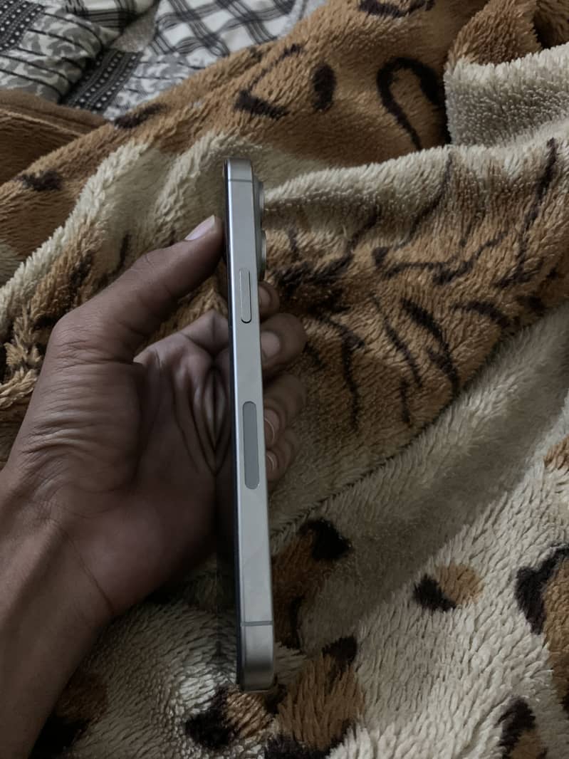 Apple iPhone 15 Pro Max 2