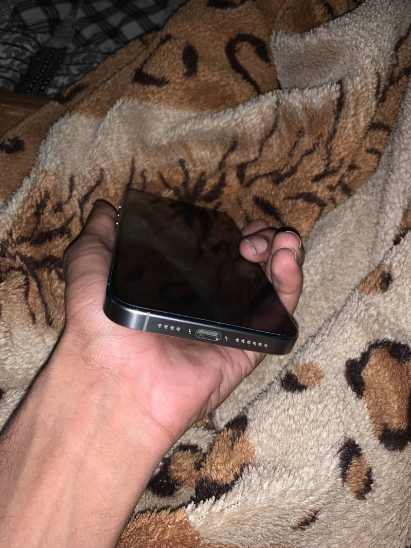 Apple iPhone 15 Pro Max 3