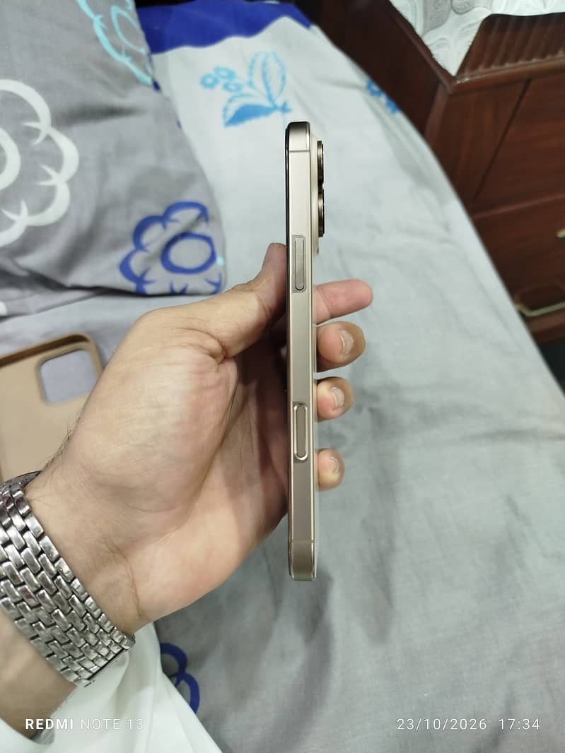 Apple iPhone 16 Pro Max JV 0