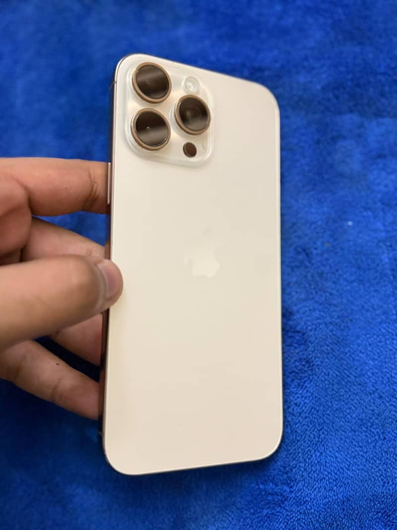 Apple iPhone 16 Pro Max 4