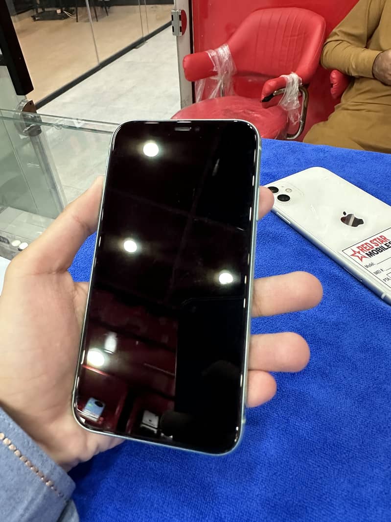 Apple iPhone 11 3