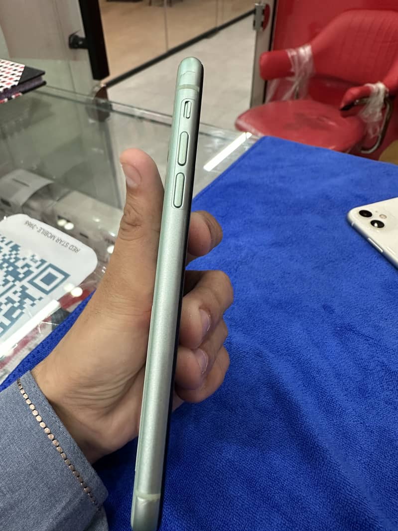 Apple iPhone 11 4