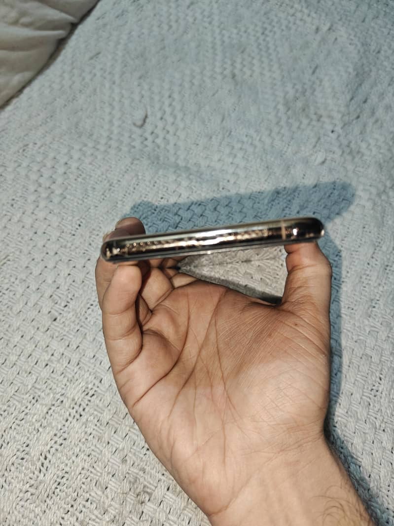 Apple iPhone XS Max 7
