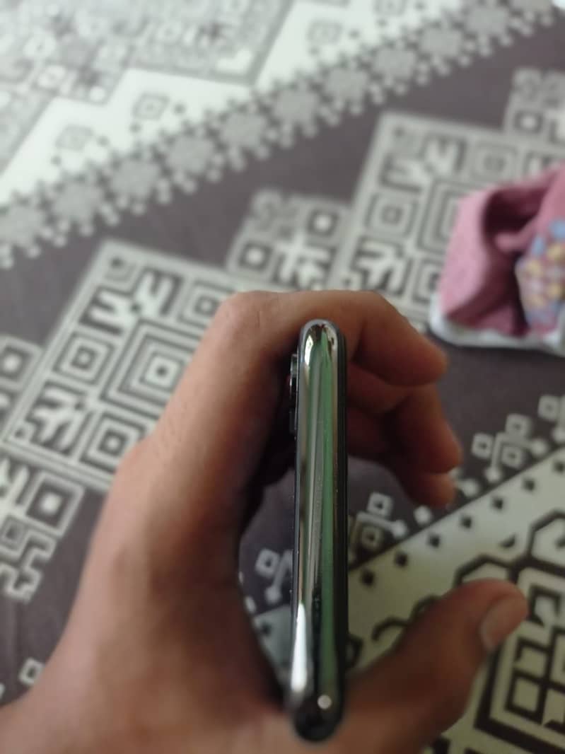 Apple iPhone Xs 4