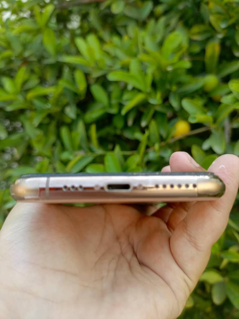 Apple iPhone 11 Pro 4