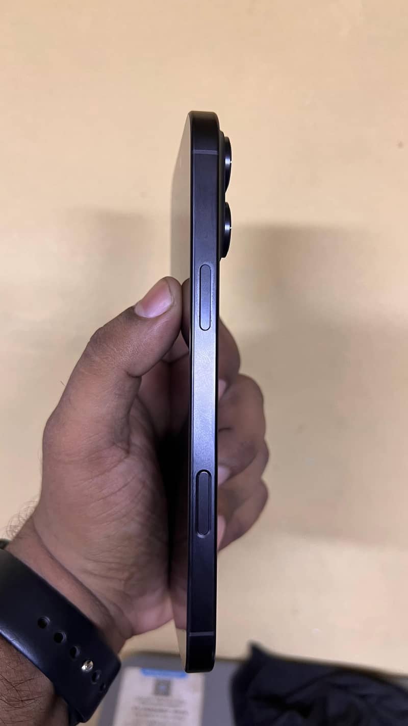 Apple iPhone 16 Pro Max 2