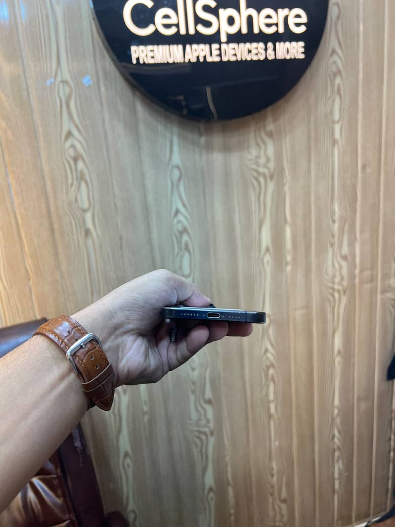 Apple iPhone 15 Pro Max 3