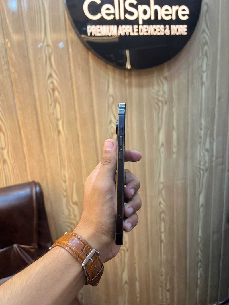 Apple iPhone 15 Pro Max 4