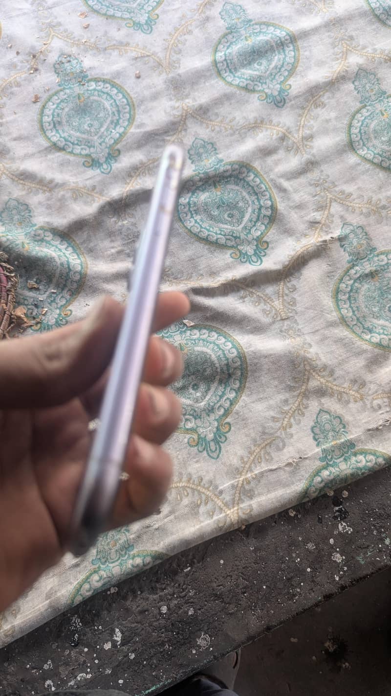 Apple iPhone 11 4