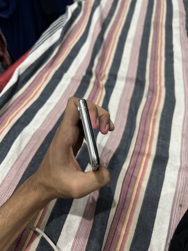 Apple iPhone XS Max 4