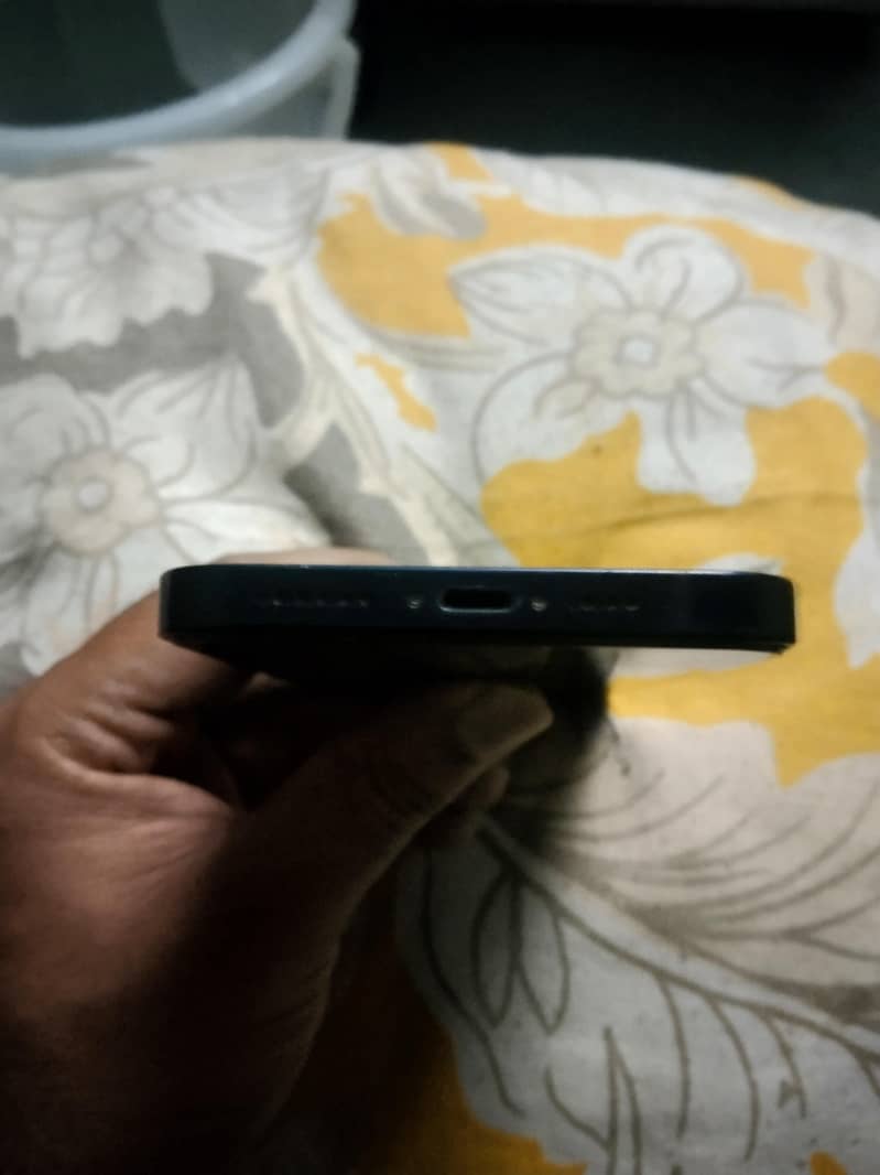 Apple iPhone 12 4