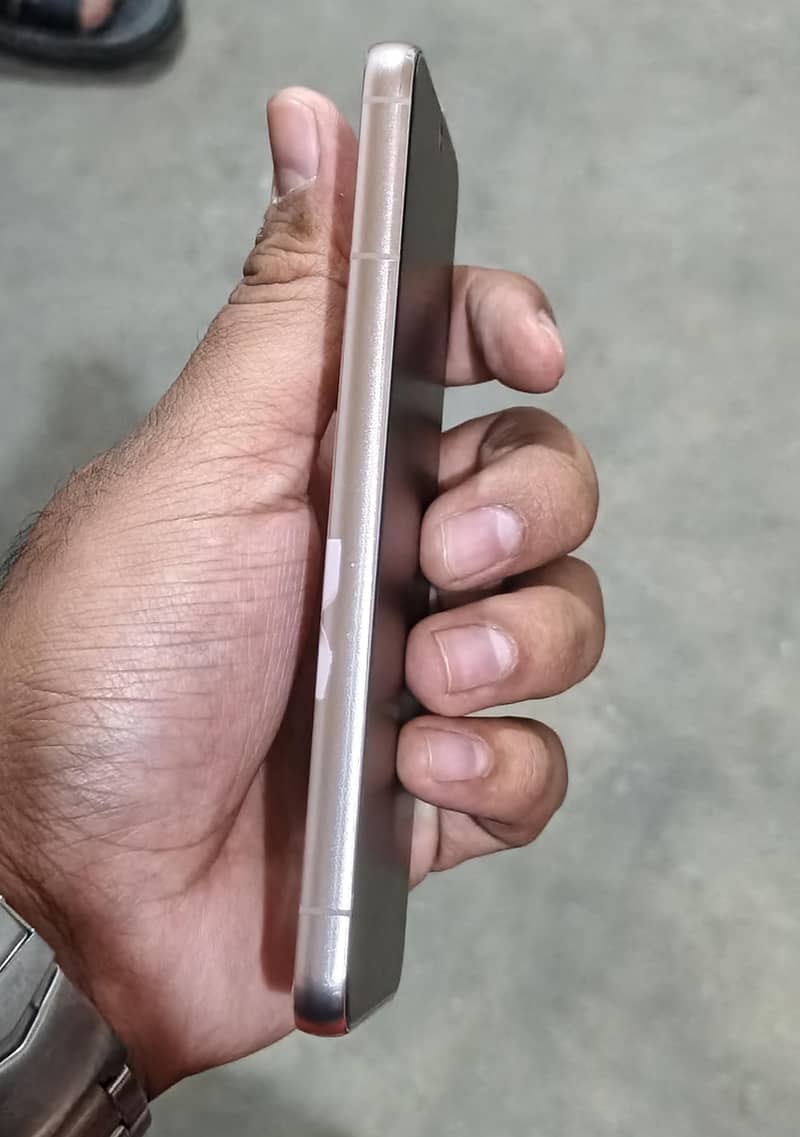 Samsung Mobile S22 5