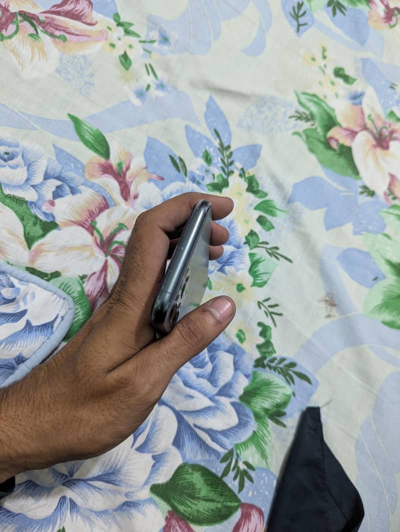 Apple iPhone 11 Pro 4