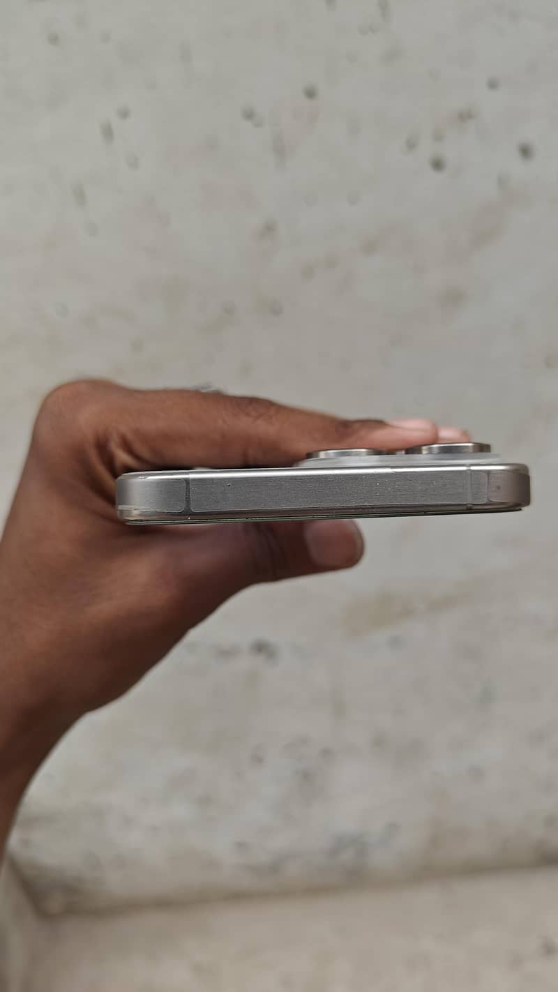 Apple iPhone 15 Pro Max 4