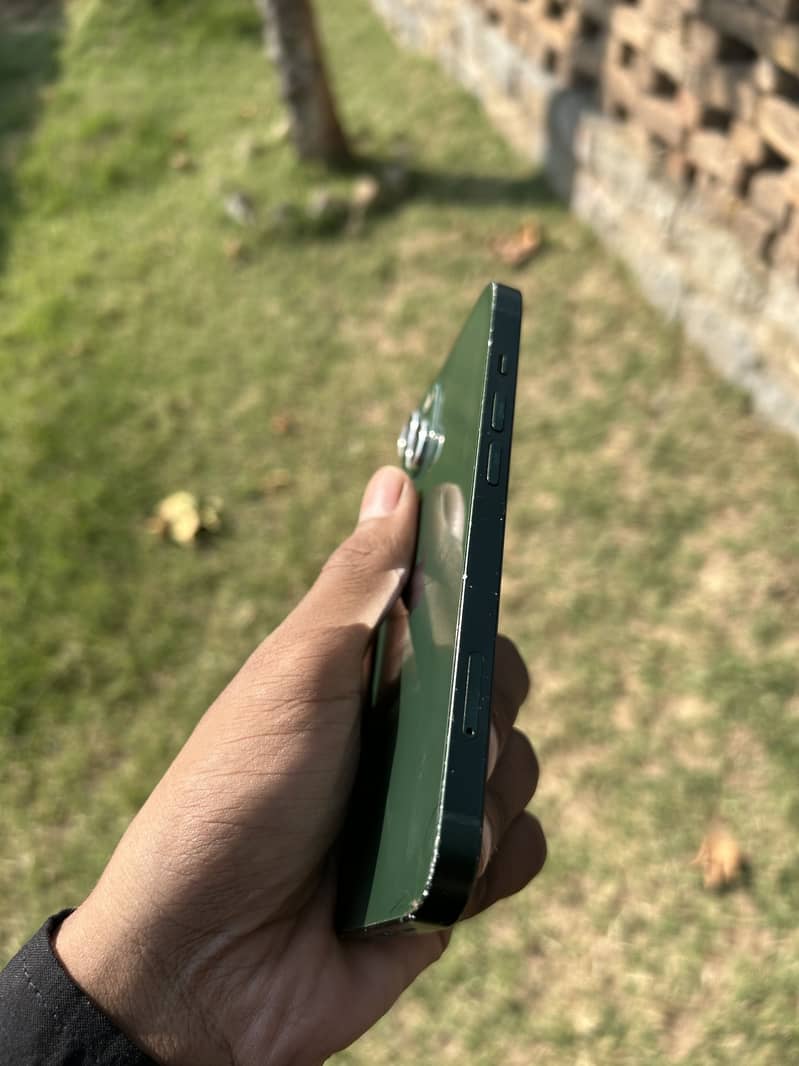 Apple iPhone 13 2