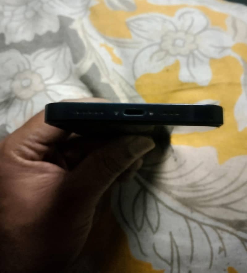 Apple iPhone 12 4