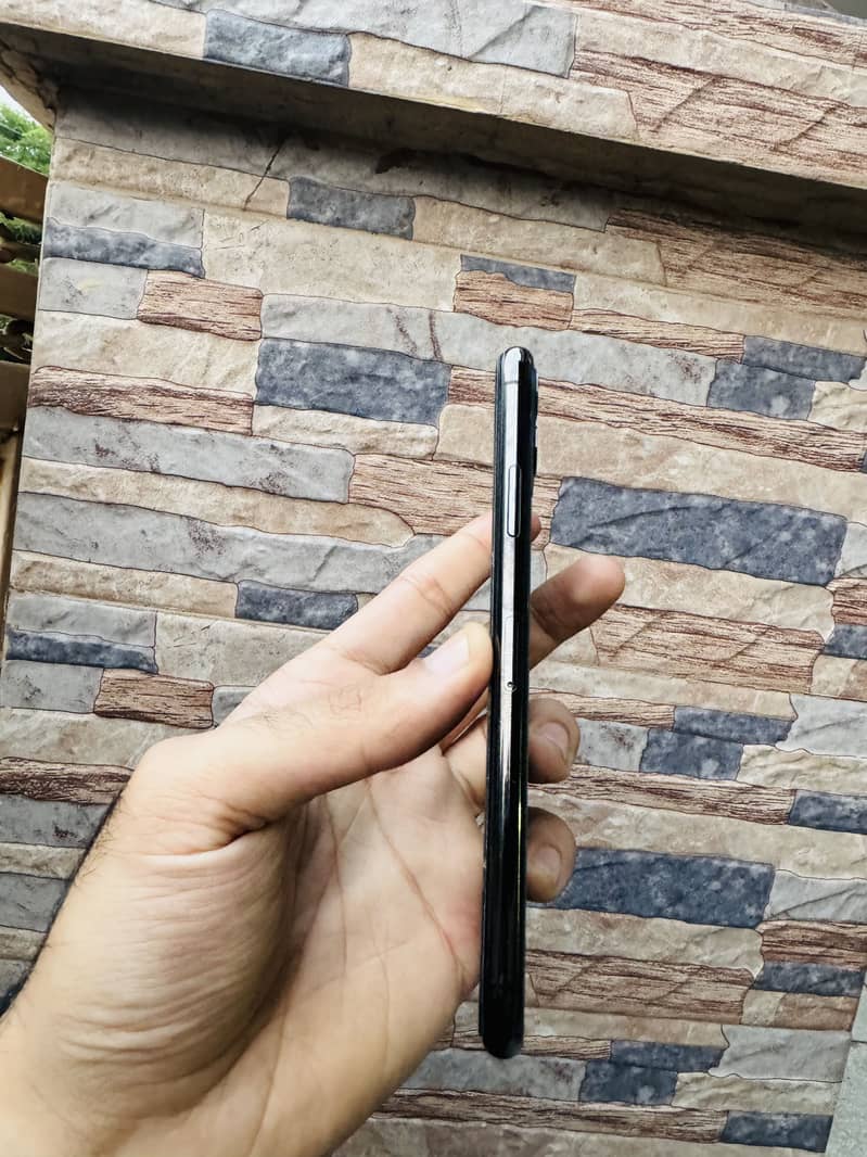 Apple iPhone 11 Pro Max 4
