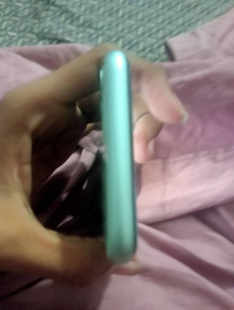 Apple iPhone 11 3