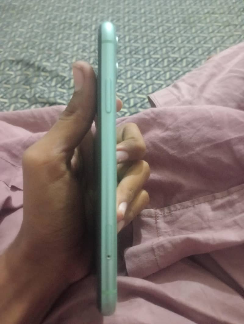 Apple iPhone 11 4