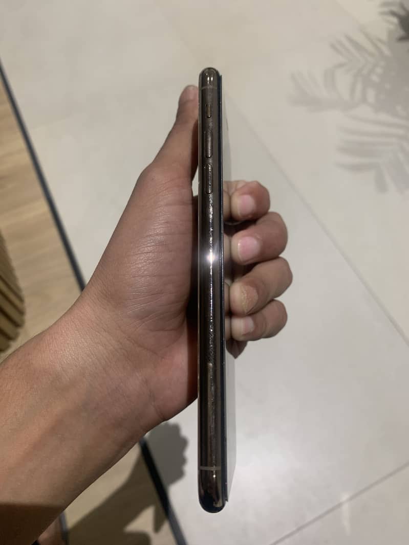 Apple iPhone 11 Pro Max 2