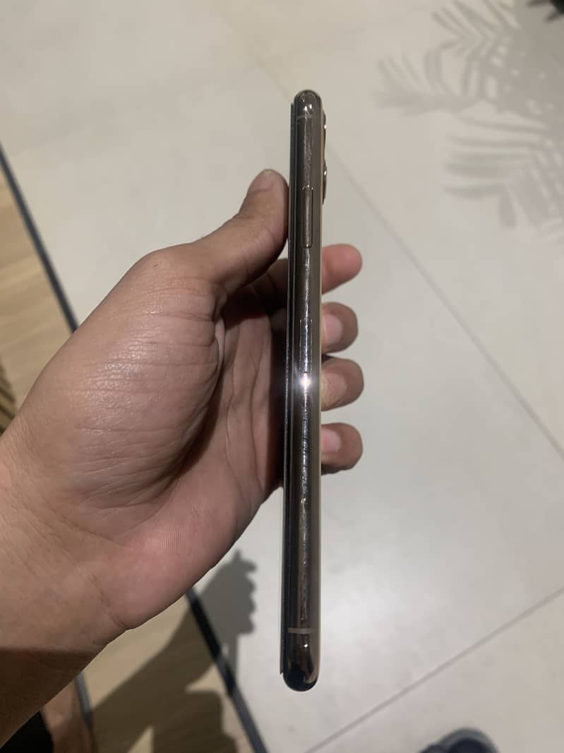 Apple iPhone 11 Pro Max 4