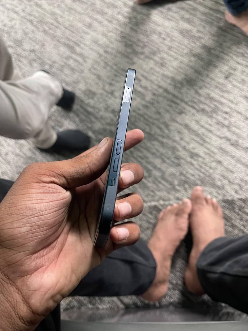 Apple iPhone 13 2