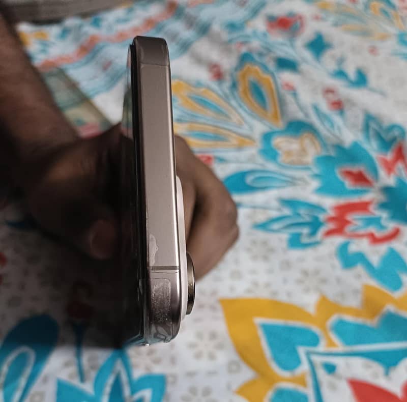 Apple iPhone 16 Pro Max 4