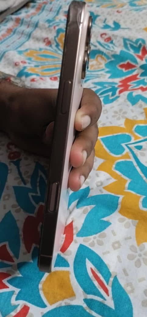 Apple iPhone 16 Pro Max 5