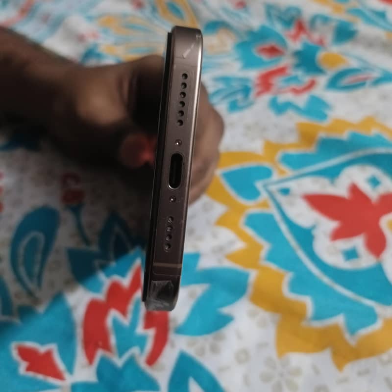 Apple iPhone 16 Pro Max 6