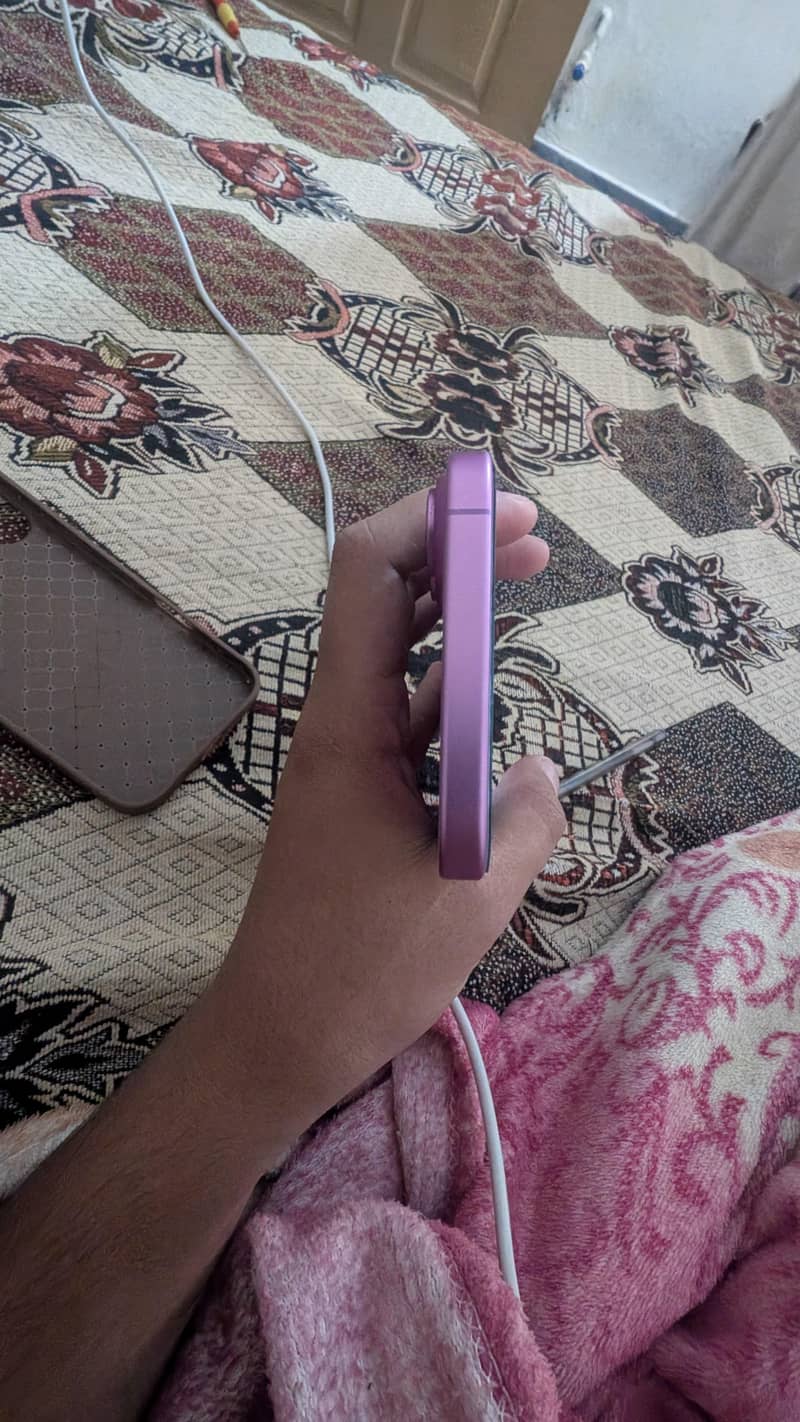 Apple iPhone 16 Plus 12